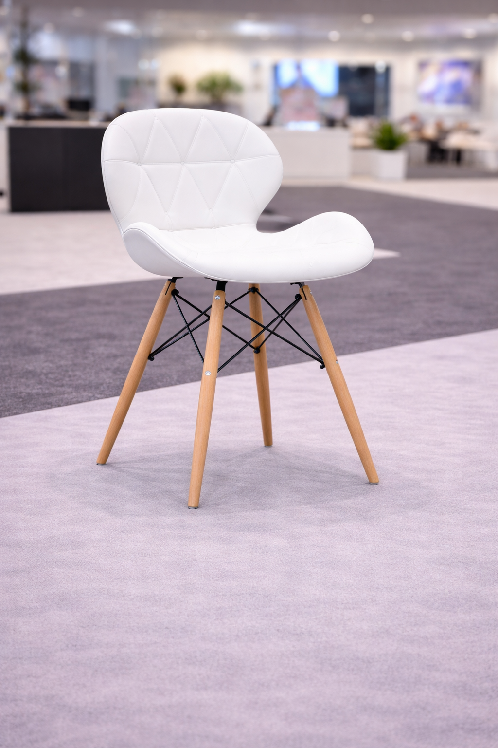 Silla de diseño con estructura de madera