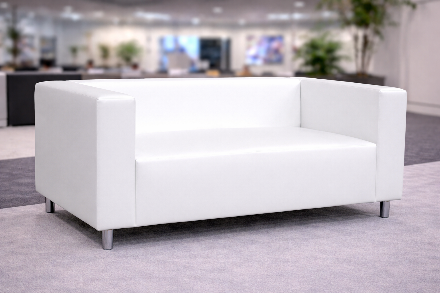Sofá blanco de dos plazas para eventos