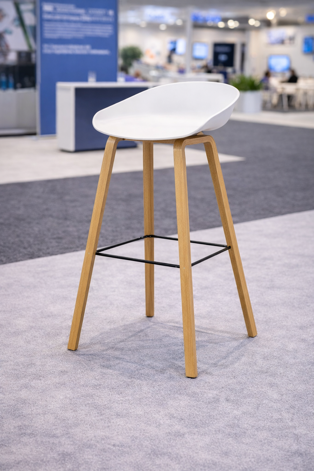 Taburete de diseño con patas de madera